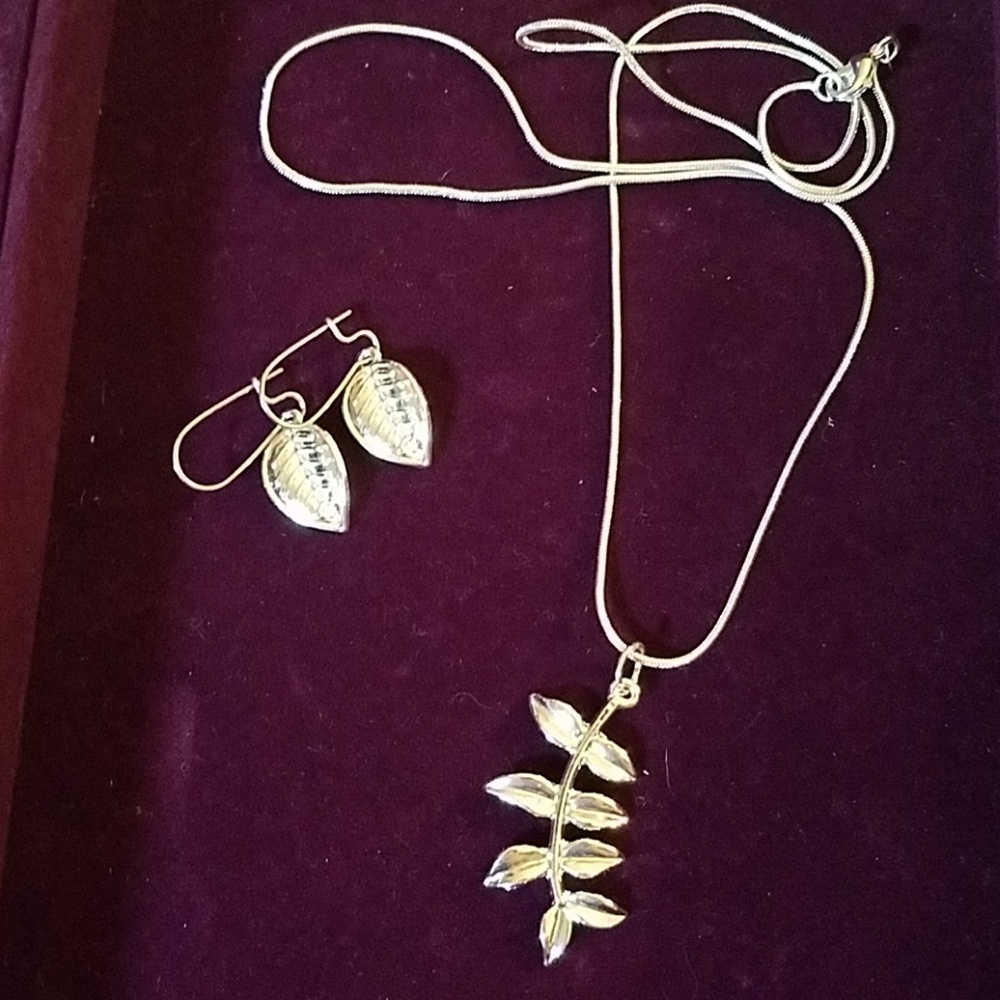 Leaf Leaves Silver Tone Earrings & 24" Necklace Set